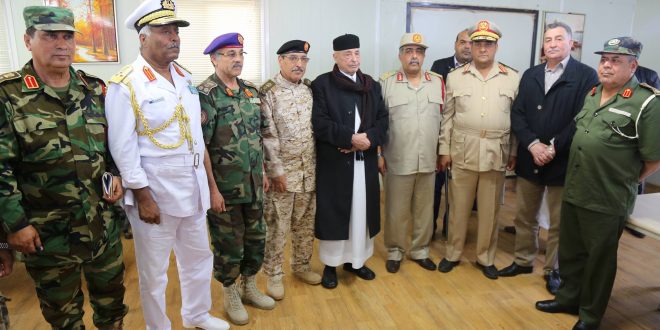 القوات المسلحة العربية الليبية تقدم درعاً للقائد الاعلى للقوات المسلحة