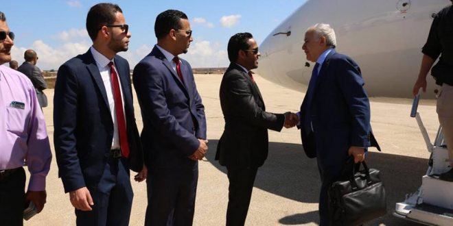 رئيس بعثة الدعم في ليبيا يصل إلى مطار الأبرق للقاء رئيس مجلس النواب.